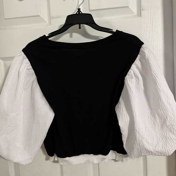 Women’s small Athleta blouse, big bell sleeves, cropped, stand up stand together - Picture 5 of 5